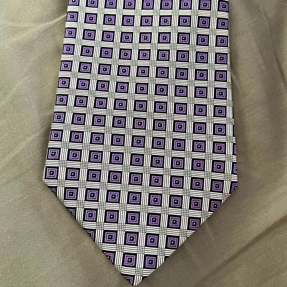 Pristine Valentino Purple Silver Printed Silk Necktie 3 in. wide w/ Tags